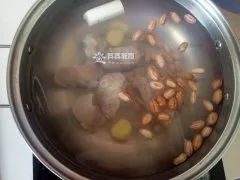 催乳花生猪蹄汤的做法,花生猪蹄煲简单做法