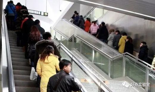 电梯扶手为什么比电梯快,电梯的扶手为什么比脚下站的要快