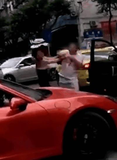 保时捷女司机掌掴男司机叫嚣,保时捷女车主当街掌掴后续