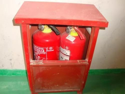 使用灭火器应先把保险栓拔掉口诀,灭火器的使用方法口诀一摇二拉