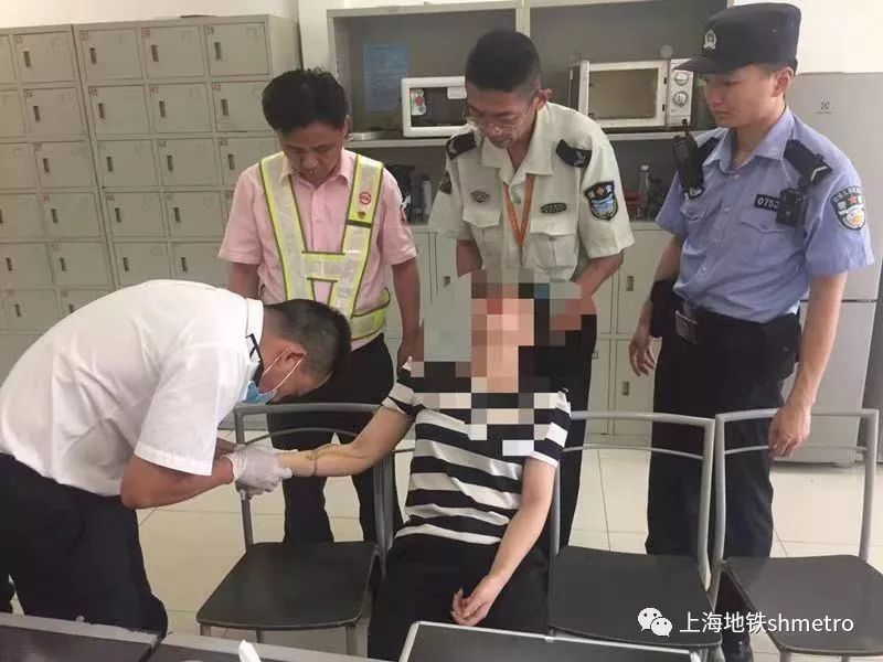 地铁乘客晕倒暖心一幕,女乘客地铁突然晕倒众人暖心相助