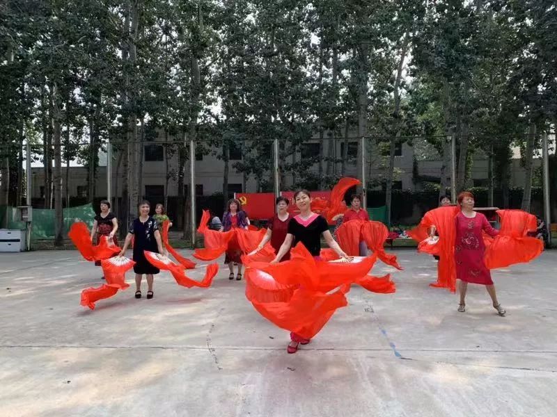 热闹过年绘画,社区组织的绘画活动