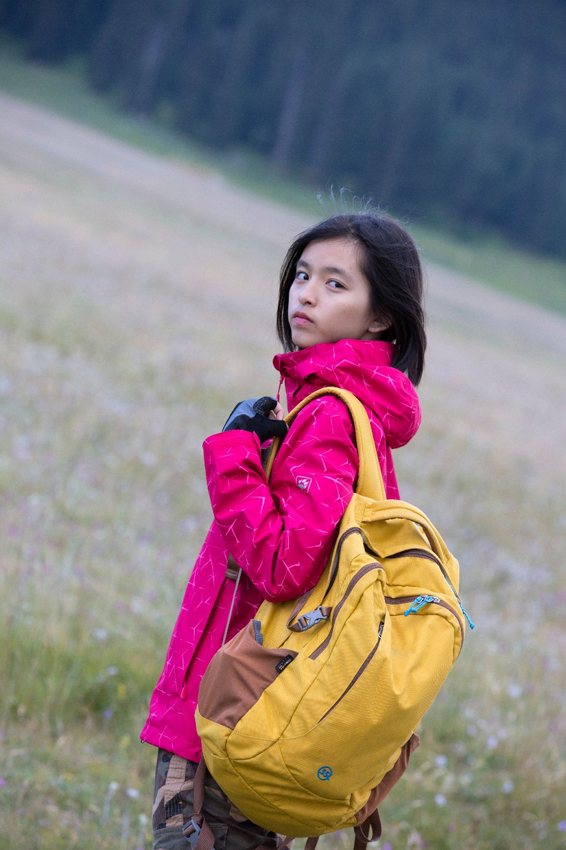 伊犁那拉提旅游冲锋衣穿搭,新疆伊犁风景冲锋衣