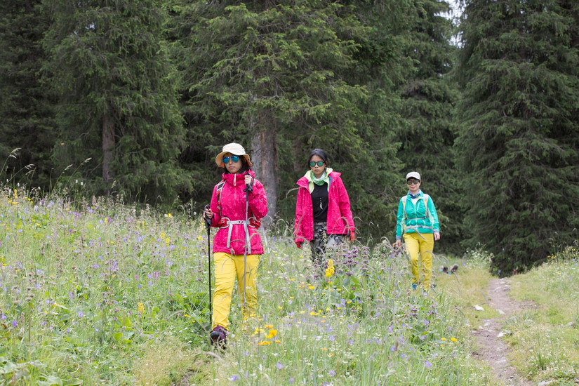 狼爪冲锋衣沙漠橙,伊犁那拉提旅游冲锋衣穿搭