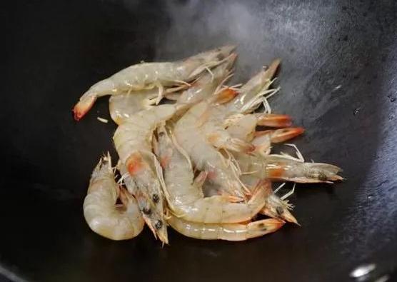 鲜虾怎么处理才能清水煮,鲜虾用水煮就大错特错