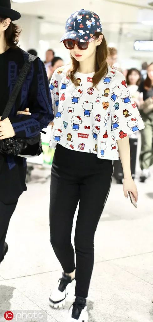 宋茜的衣服为什么这么高,宋茜一身醒目的白色套装