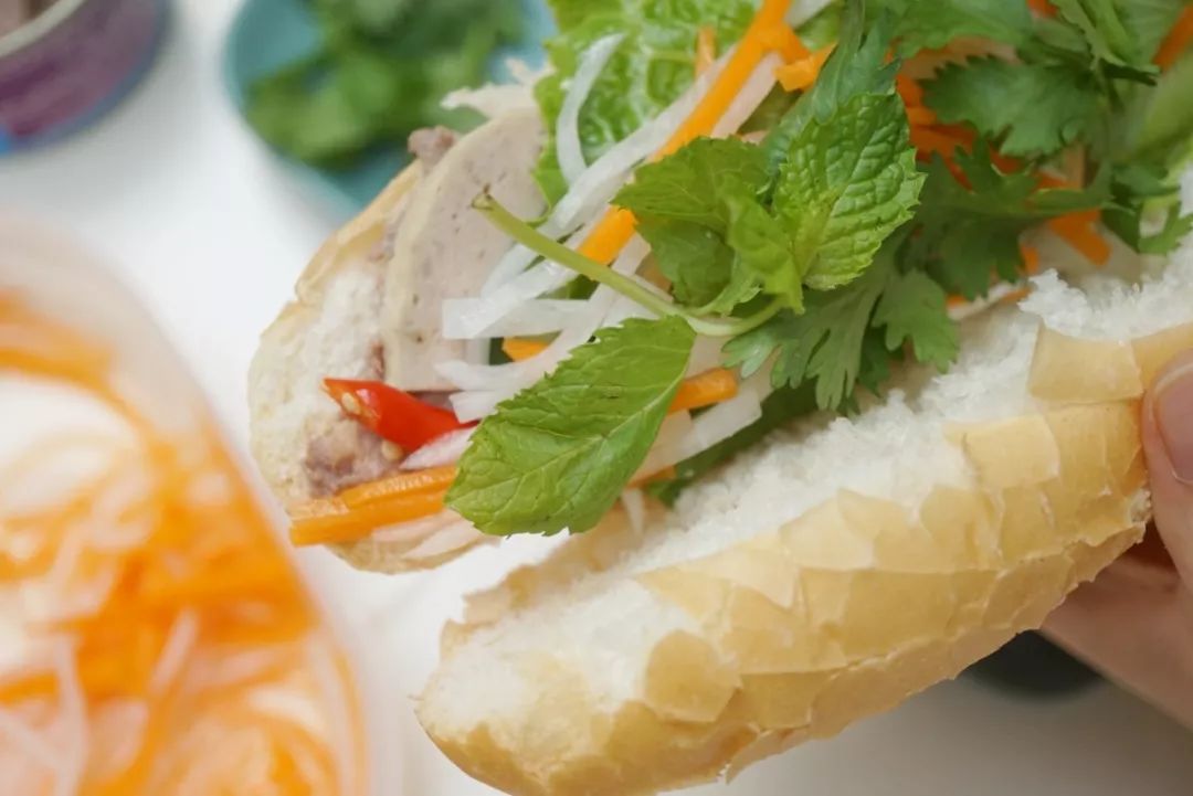 网购越南土特产|炼奶冰咖法包猪肝酱扎肉春卷虾片，一个下午茶全都拥有