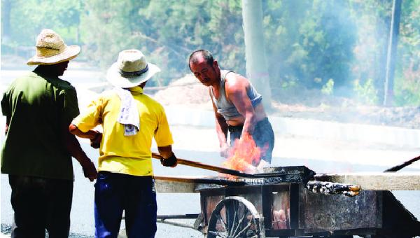 致敬烈日酷暑下劳动者,酷暑寒风中的劳动者
