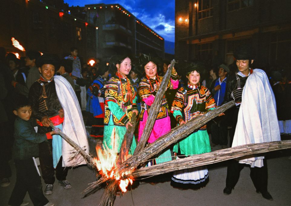 彝族服饰凉山型,凉山彝族地区服饰有哪些