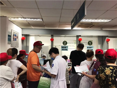 扶贫村义诊活动,县医院组织开展扶贫义诊活动