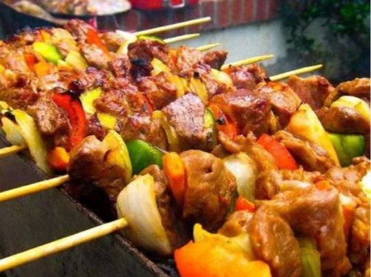 这里好好耍~周末到药王谷玩大人的摇摇船、玻璃水滑道、高空情侣桥、爱的丛林飞越……