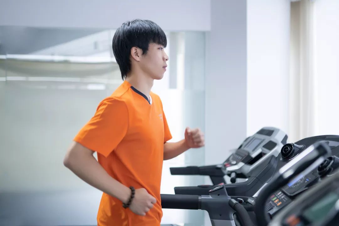 台湾变态黑发明把“水渠”造进衣服里！大水1秒排干，不湿身