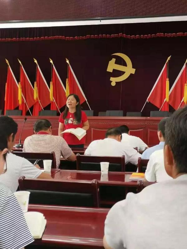 扶贫路上他为贫困户挑起了大梁,扶贫之光照亮贫困地区前行之路