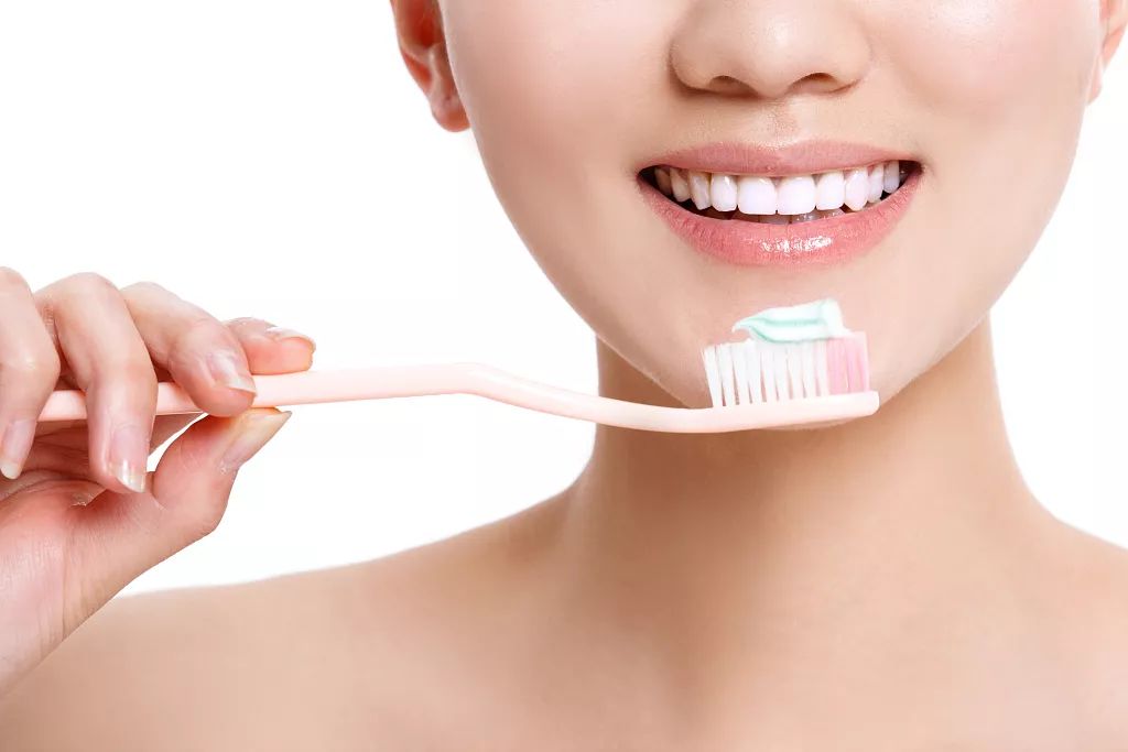 已换牙牙缝大最好的解决方案,45岁以后牙缝大塞牙如何修复