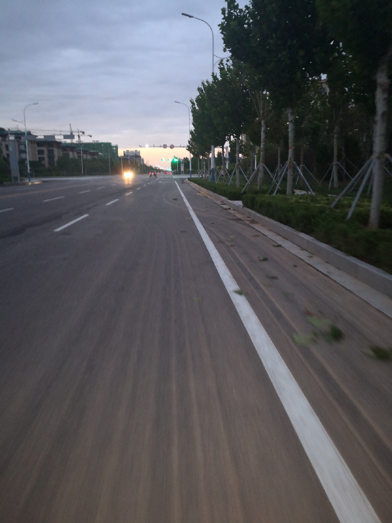 夕阳西下钓鱼人,夕阳西下钓鱼人在河边