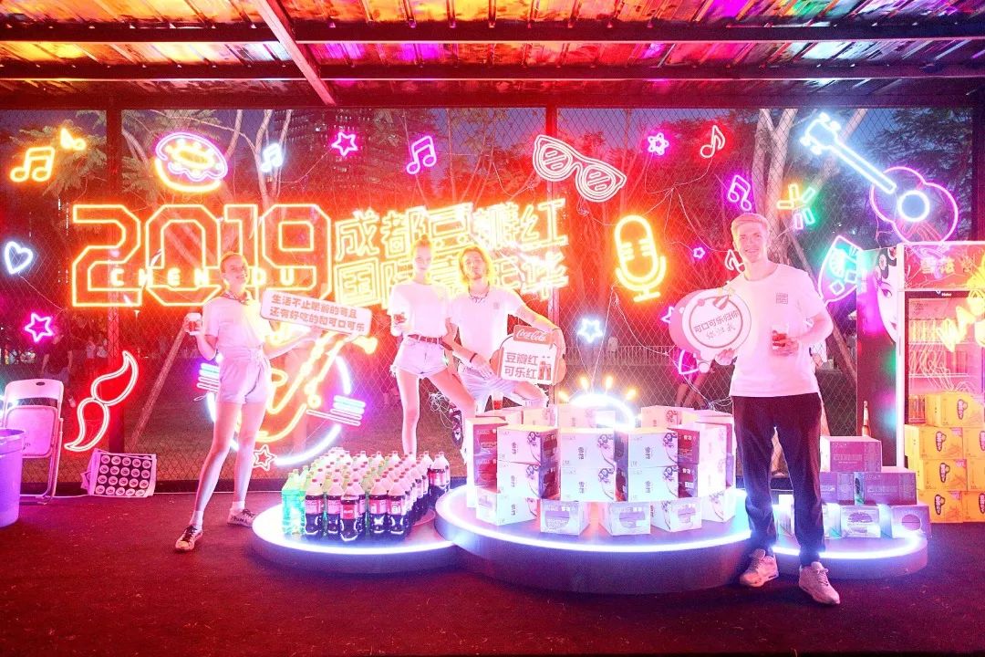 一场狂欢盛会，让成都人记住什么叫做五光十色、安逸好耍的“豆瓣红”