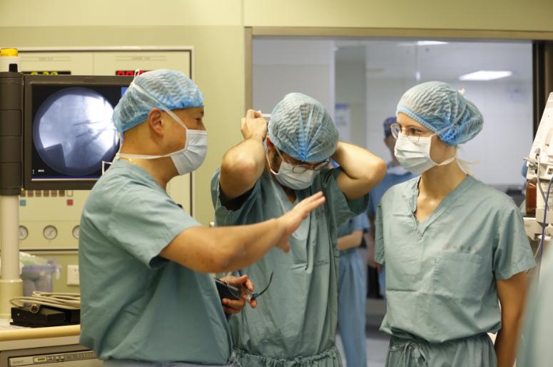 洋学生、高中生都来这家三甲医院“当一天医生”，这家“会说法语的医院”有何魅力？