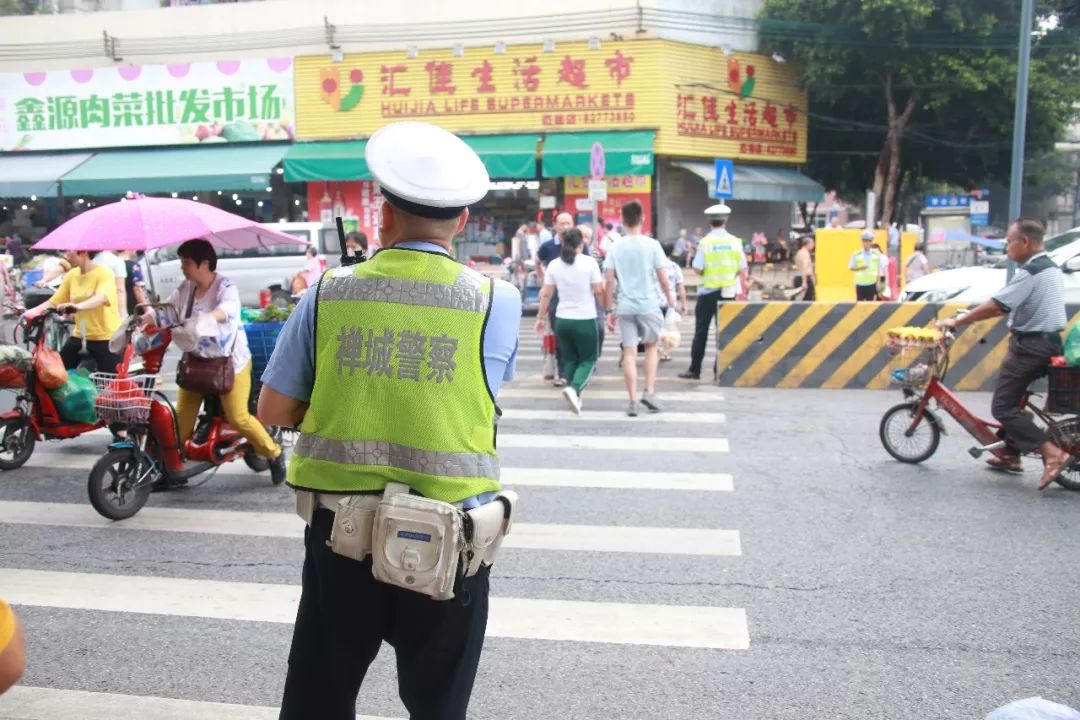 交警查电动车超载搞笑视频,佛山禅城交警查超载最新消息