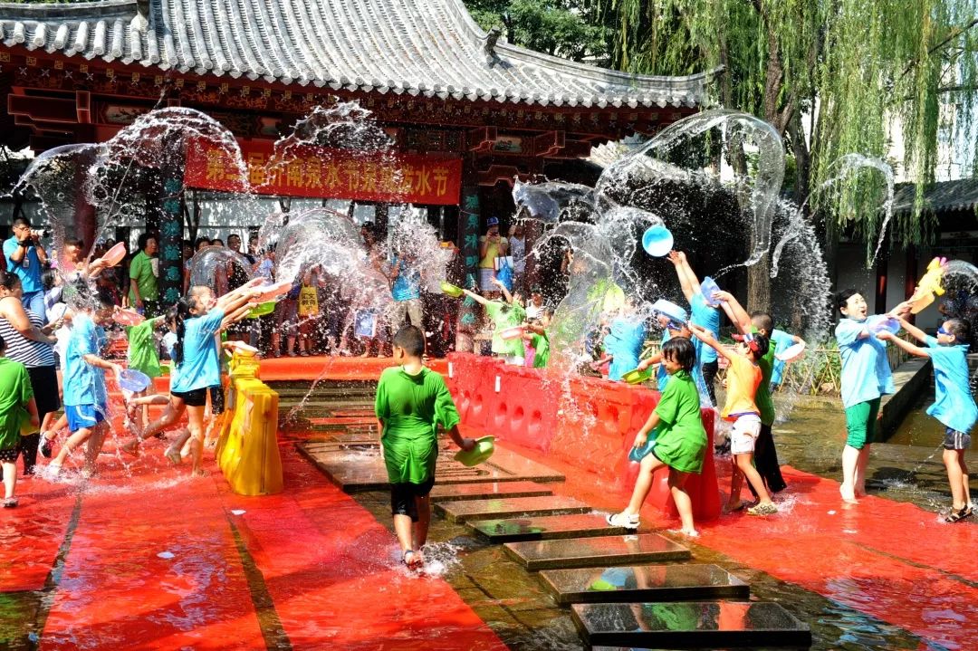 五龙潭泼水节全景图,济南五龙潭第八届泼水节