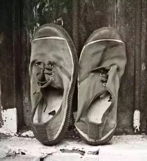 中国60年前造了双小白鞋，法国人一夜“偷走”赚翻了！今天它潮回来了