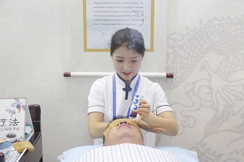 药博速递┃甘肃省中医院以精湛的特*医色**疗体验服务和厚重的中医药文化底蕴亮相第二届中国,甘肃中医药产业博览会