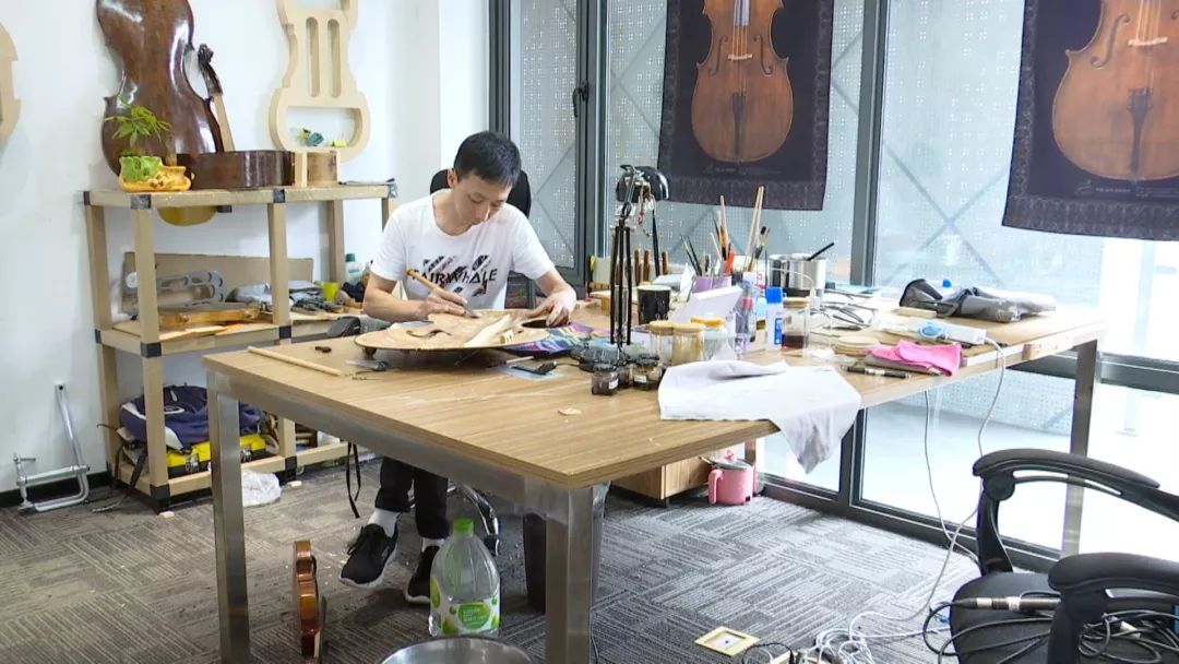海门有个能人,正修复一把近300年的德国大提琴