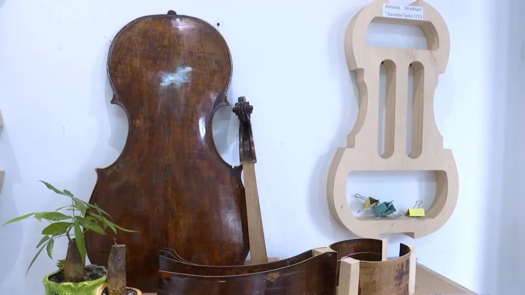 海门有个能人,正修复一把近300年的德国大提琴