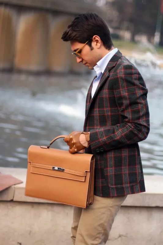 没机会参与严肃社交的男人，当然不会在乎自己的包是否体面｜基本款