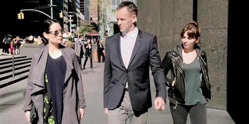 她是好莱坞最红华裔女星，50岁自导自演9.3高分剧