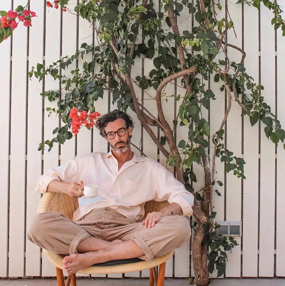 男人穿什么显得有钱,穿浅色裤子的男人性格