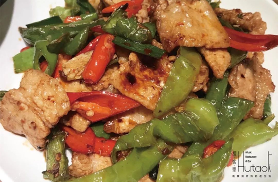 “文艺混血范”仅需138元抢胡桃里超值套餐，招牌酸菜鱼+茶树菇炒腊肉+葡萄酒等，美食美酒一站式搞定