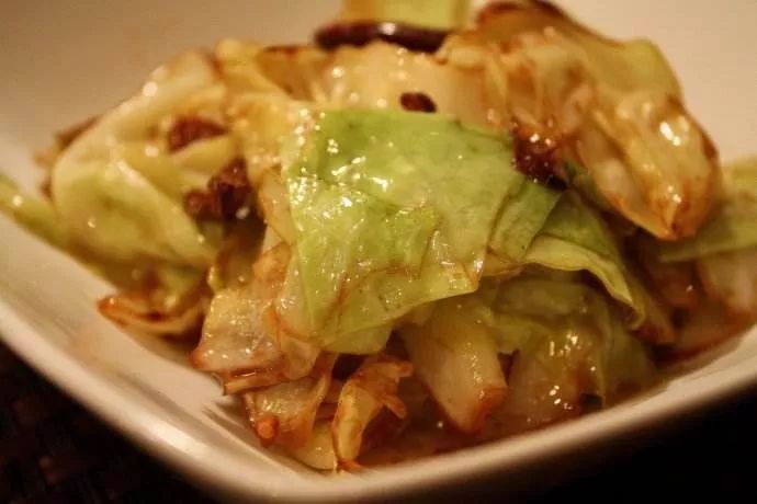 “文艺混血范”仅需138元抢胡桃里超值套餐，招牌酸菜鱼+茶树菇炒腊肉+葡萄酒等，美食美酒一站式搞定