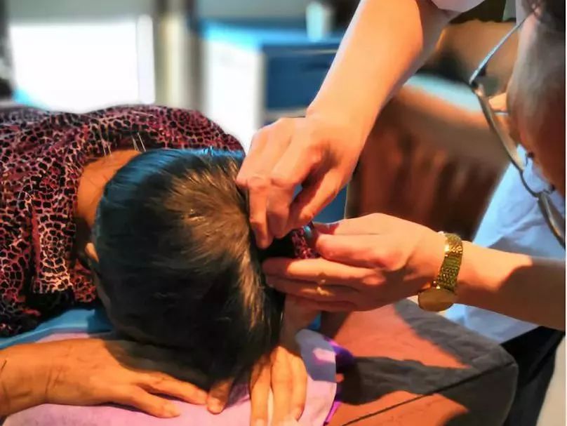 中医馆引来外国人,中医全国各地慕名而来