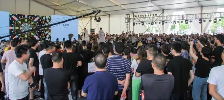 2019首届（中国）羽绒服原创设计论坛暨平湖·中国服装城原创羽绒服采购节盛大启幕