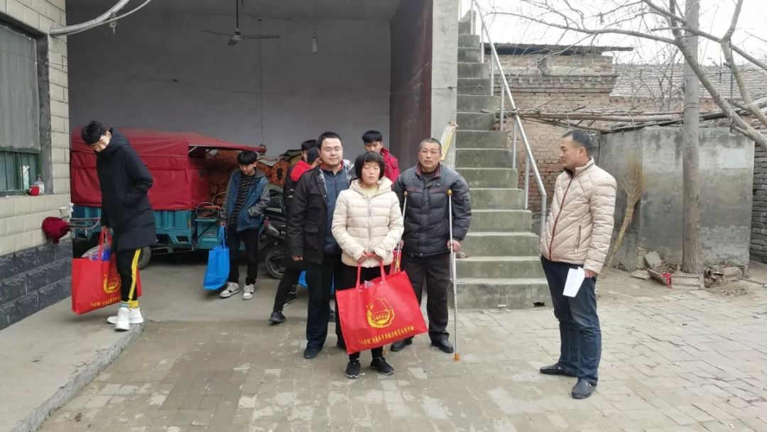 坚守扶贫一线的第一书记,村支书记来到脱贫攻坚第一线