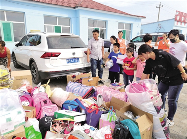 包头土默特右旗：留守儿童的“大礼包”百公里爱心传递