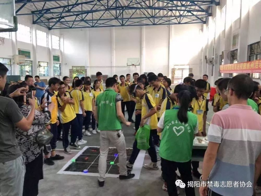 禁毒宣传进万家,禁毒大队进村开展禁毒宣传