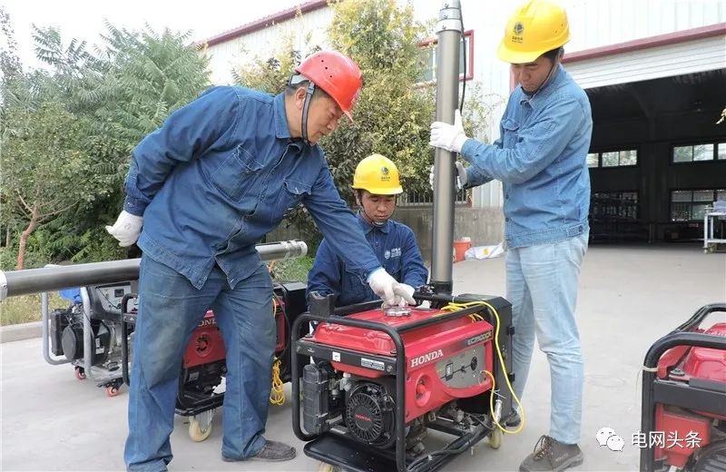 老人攥着一张小纸条，一见供电员工就塞进他手里…