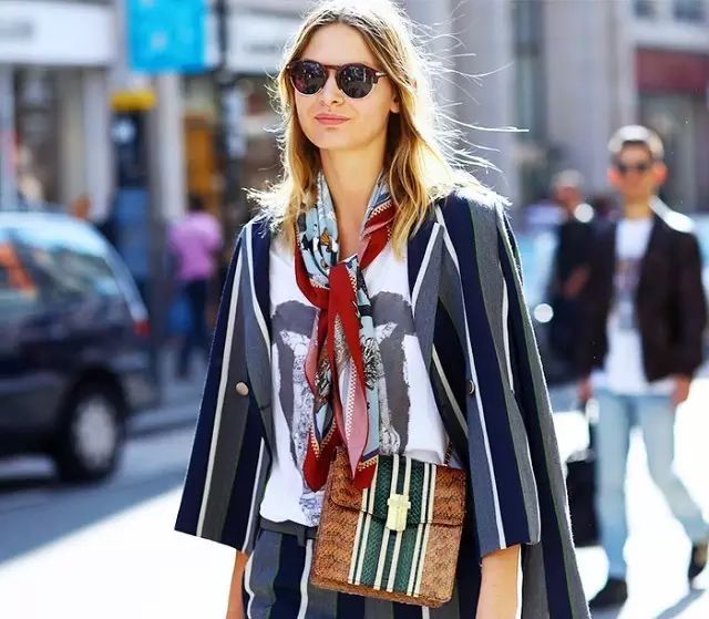 丝巾新系法这样穿美出新高度,秋冬细窄条丝巾的系法大全