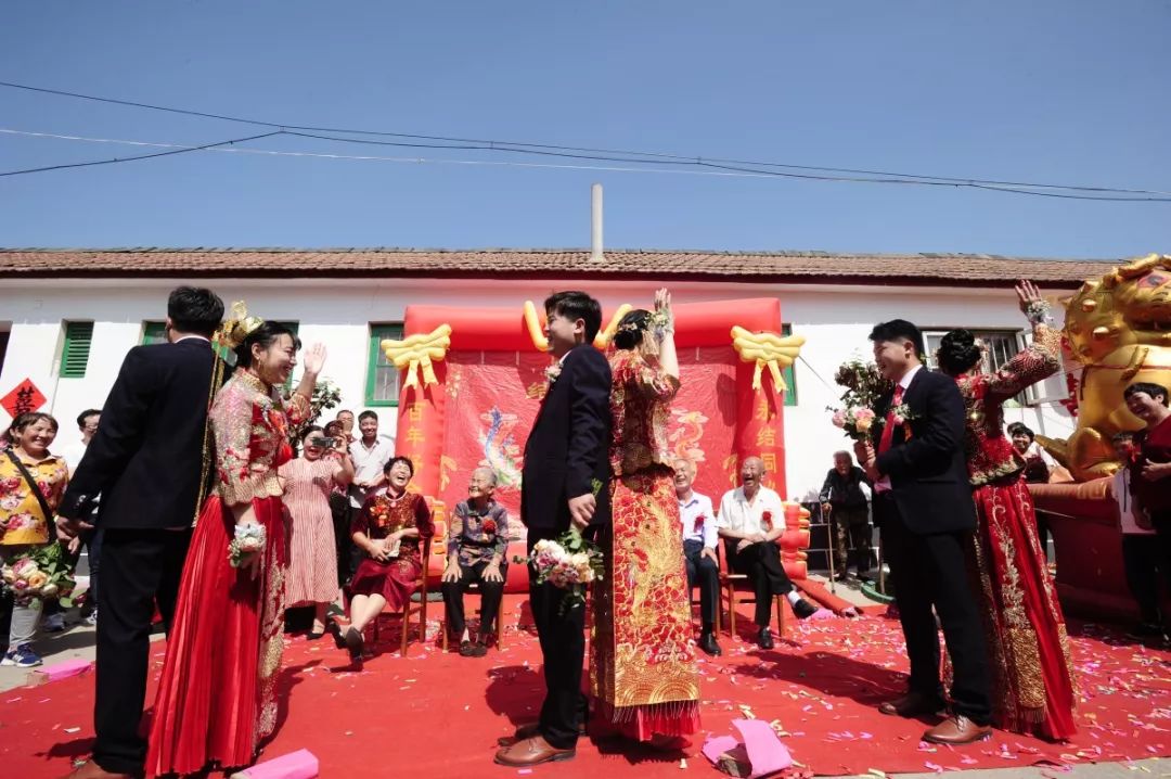 【社会新闻】缘分呢！山东“最牛三胞胎”兄弟同时结婚！高考曾考出“连号”分上同一名牌大学！