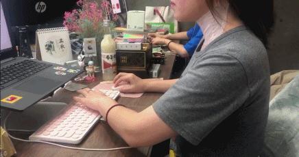 这款急救弹性蛋白贴，每天一片赶走干纹，还你天鹅美颈