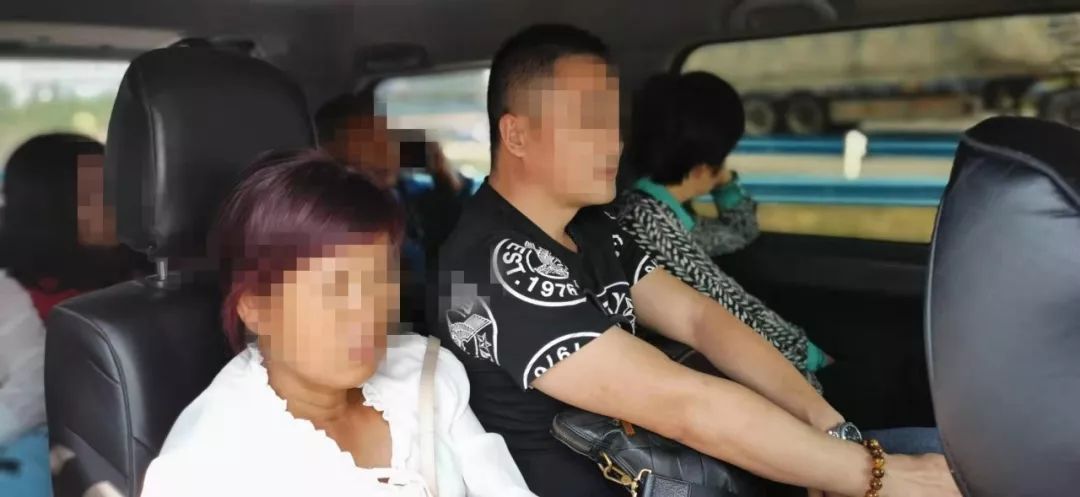 交警凌晨夜查大货车,交警凌晨12点多还查车