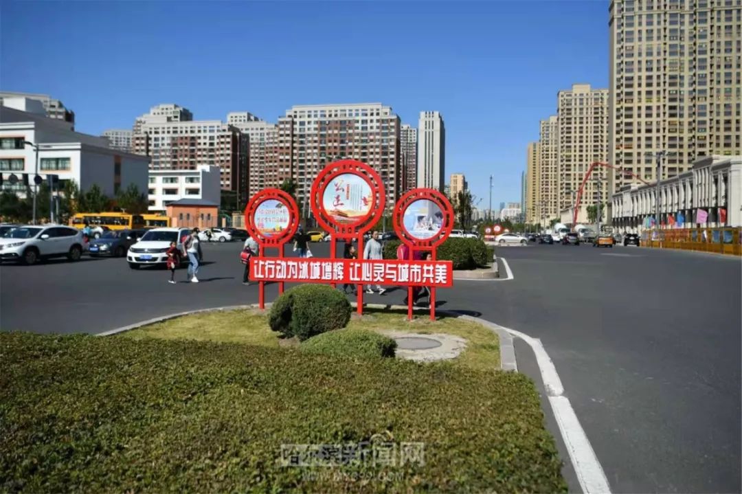 哈西站前“迎客”与绿草为伴｜千余处“红色”景观小品走上街头成新景