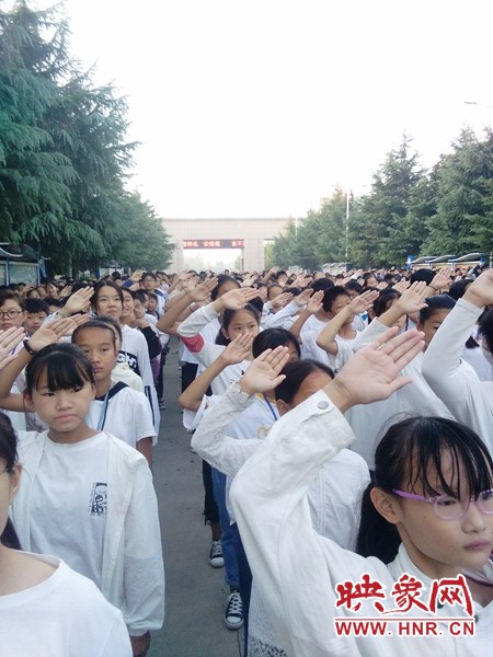 鹿邑老君台中学举行“升*旗国**唱*歌国**向*旗国**敬礼”主题升旗仪式