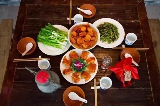 喜迎国庆醉美土楼|借问酒家何处有？拳王争霸风情街！我有酒，你有故事吗？