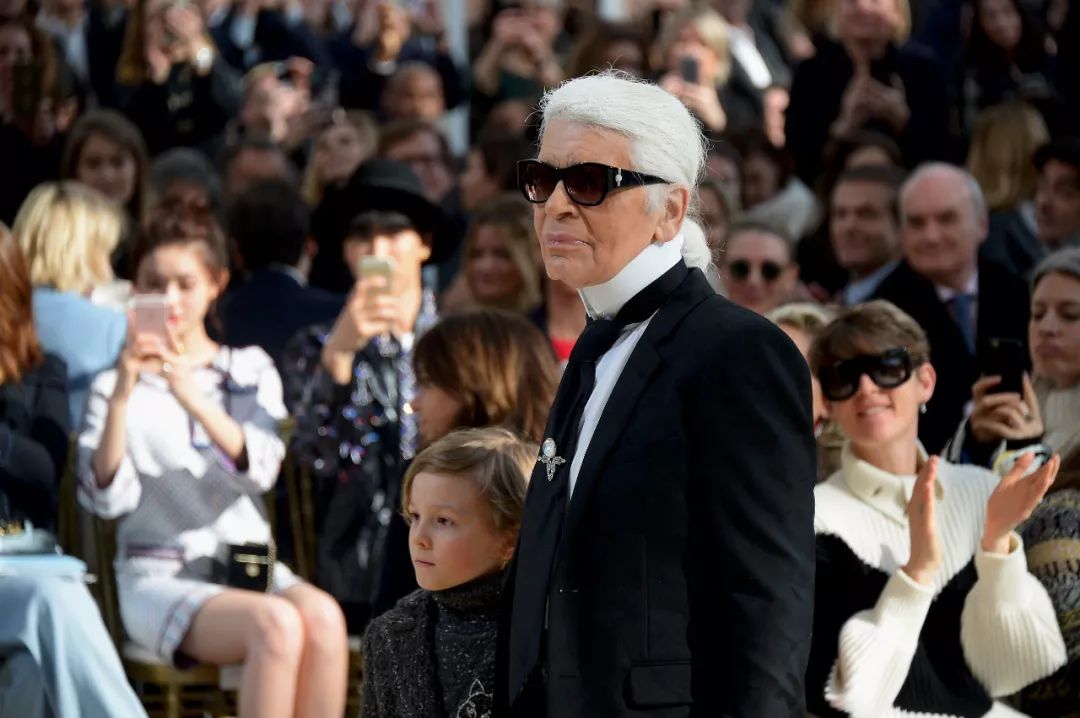 穿什么更时尚,穿什么衣服很时髦好看女生