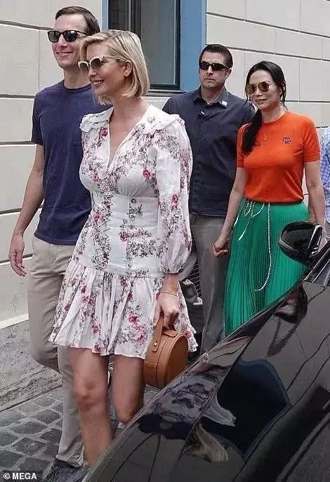 50岁邓文迪与小23岁男友,49岁邓文迪与20岁男友