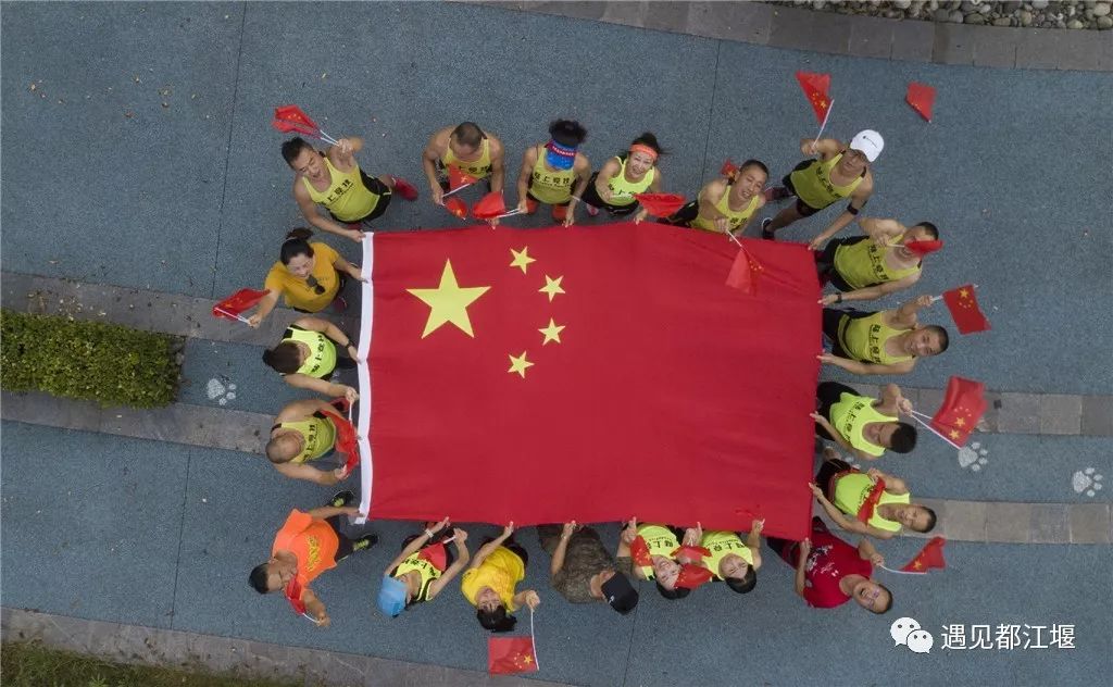 和五星红旗合影九宫格,与五星红旗合影