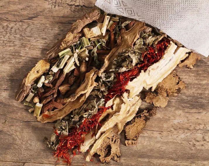 用它泡脚能赶走5种病,一个泡脚小药方赶走多种病