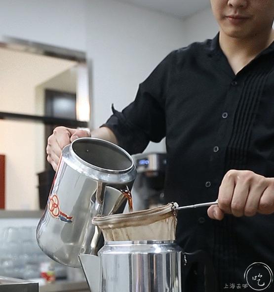 做了40年茶餐厅的兄弟俩，在人广又开了家「宝藏茶冰室」，刚开就爆了